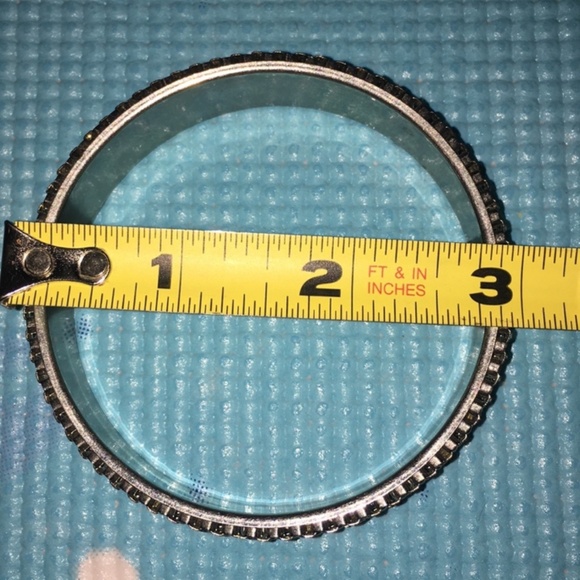 Stunning Bangle bracelet - Picture 3 of 5